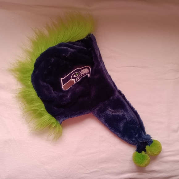 🆕NFL Seattle Seahawks Green Mohawk Hair Winter Hat Fan Gear SEAHAWKS football - Picture 3 of 12